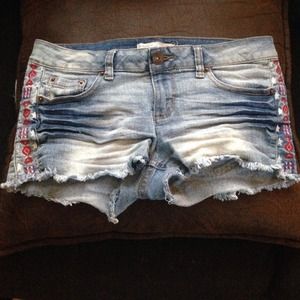 Tribal print distresses short shorts