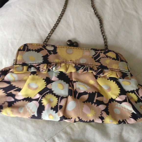 Gap silk clutch