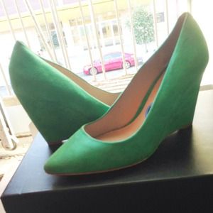 Kelly Green Suede Pour La Victoire Wedges