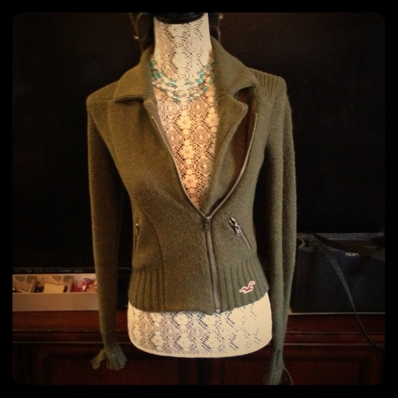 Army green thick zip up sweater by Hollister ⭐️