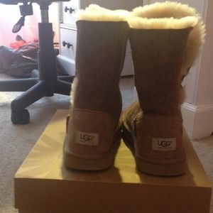 Uggs classic short bellybutton