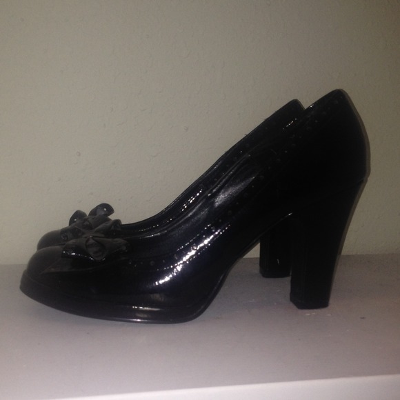 Black bow heels