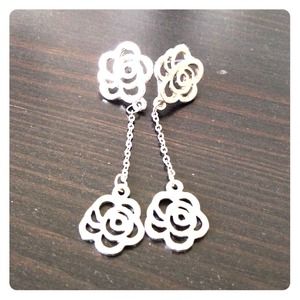 Beautiful flower dangling earrings