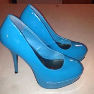 Blue shiny pumps