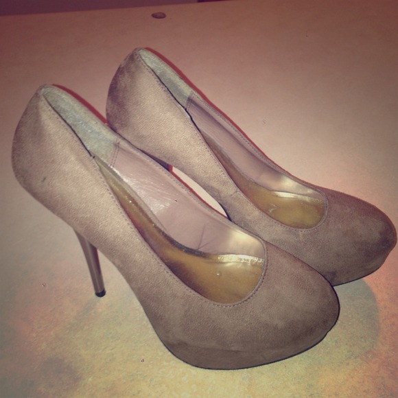 Tan suede pumps