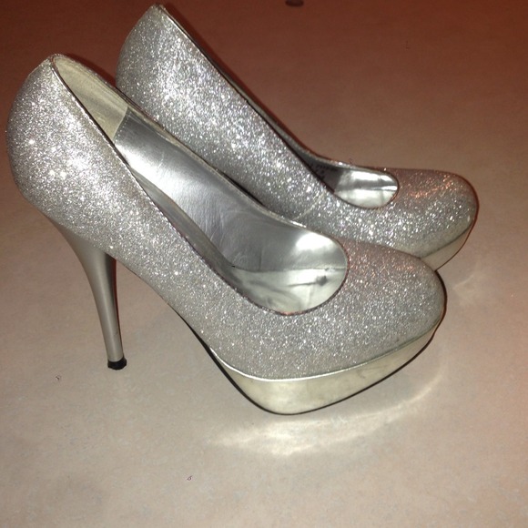 Cathy Jean silver sparkly pumps