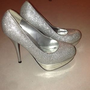 Cathy Jean silver sparkly pumps