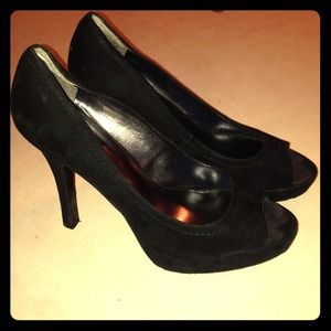 Black candies pumps with peep toe.