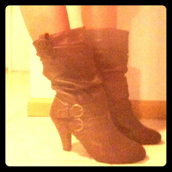 Brown leather boots with 2 buckles