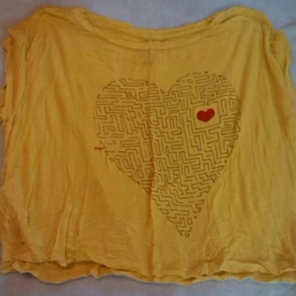 Delias heart maze tee