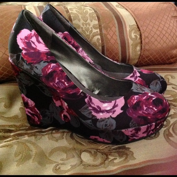 Madden Girl Explode Floral Wedge Pump