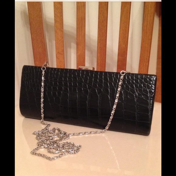 Black Clutch w Silver Chain👄