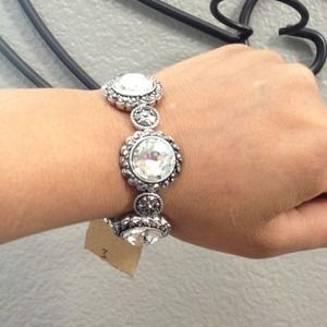 Pretty stretch silver bracelet.