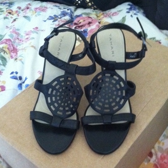 TAHARI Heels!