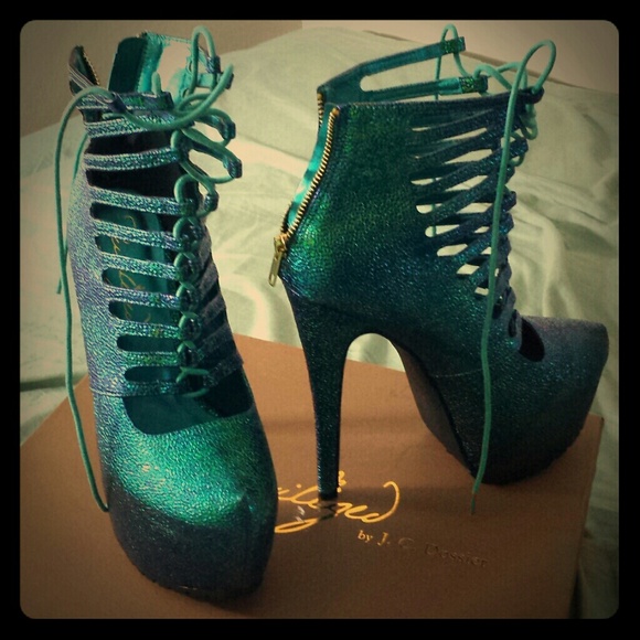 Sexxy tie up boot/heels