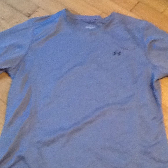 Under armoire dri fit tee