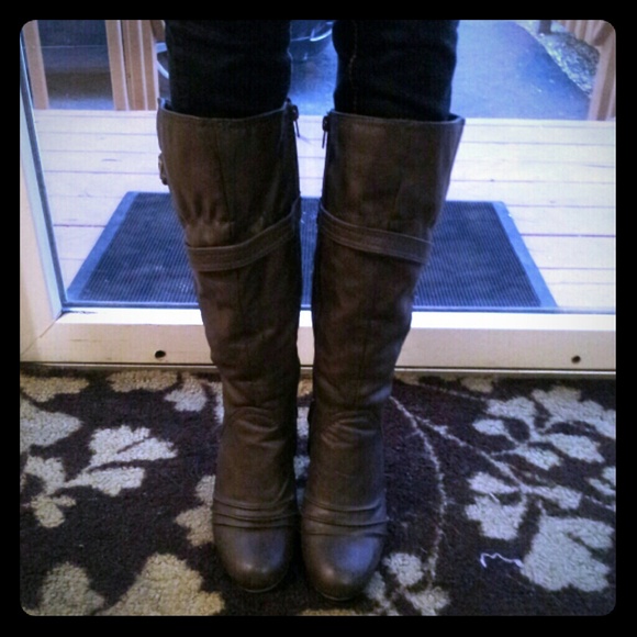 REDUCED !! GUESS chocolate brown Boots very cute!