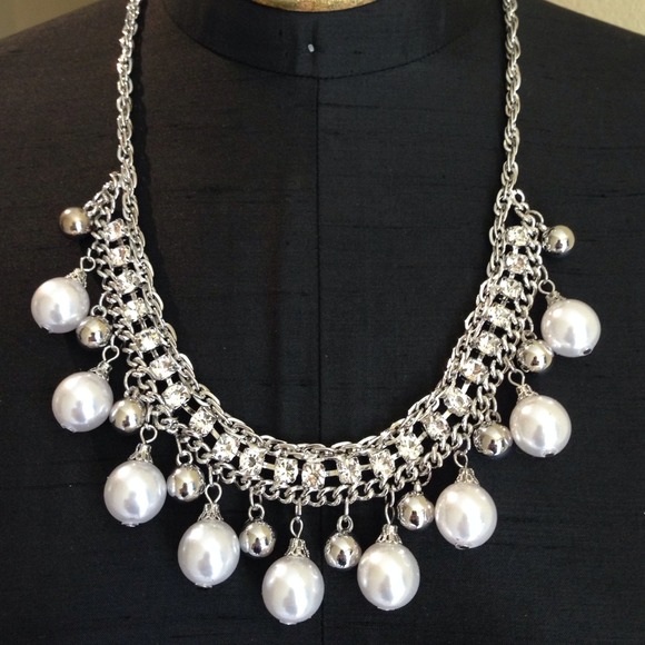 Jewelry - 🎉Host Pick🎉 Chain Pearl Crystalized BIB Necklace