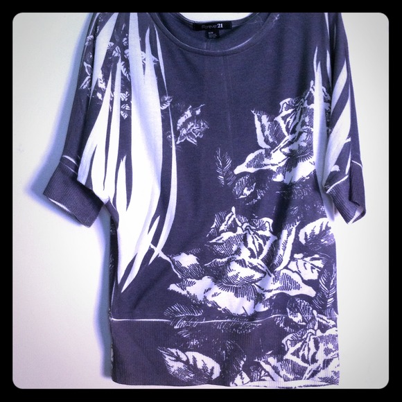 Floral gray and white mid sleeve