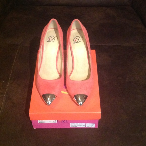 Suede Salmon w/ Silver tip Pumps