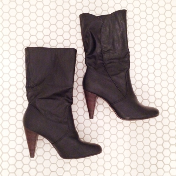 😻CLEARANCE😻 Black Faux Leather Heeled Boots