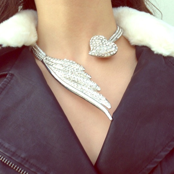 ⛔️SOLD⛔️Rhinestone Heart Wing Necklace