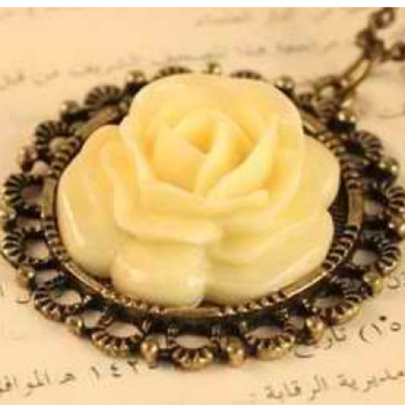 Unique Vintage Inspired Bronze Flower Necklace - Picture 4 of 4