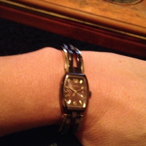 Fossil Watch w/new battery. Brown & gold band