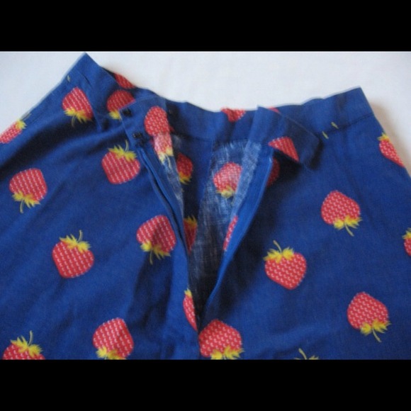 SOLD! Vintage 70's strawberry print skater skirt - Picture 2 of 4