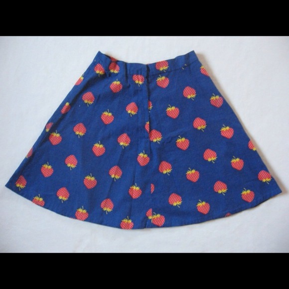 SOLD! Vintage 70's strawberry print skater skirt - Picture 3 of 4
