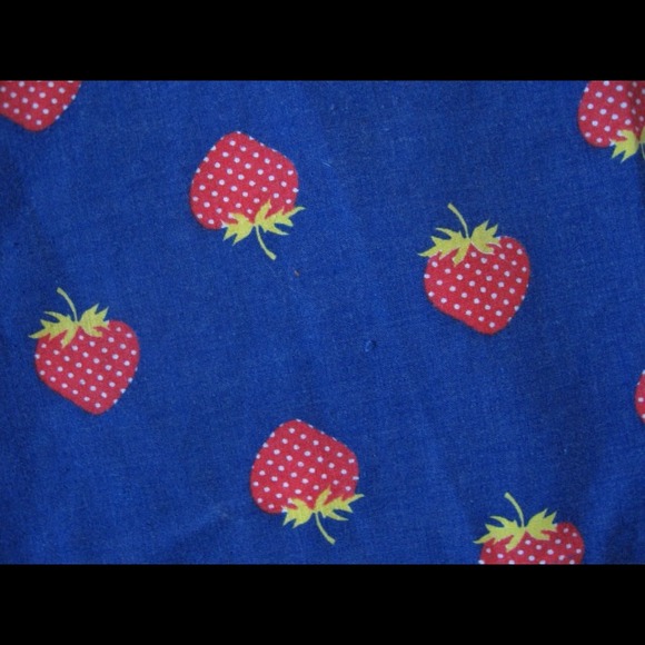 SOLD! Vintage 70's strawberry print skater skirt - Picture 4 of 4