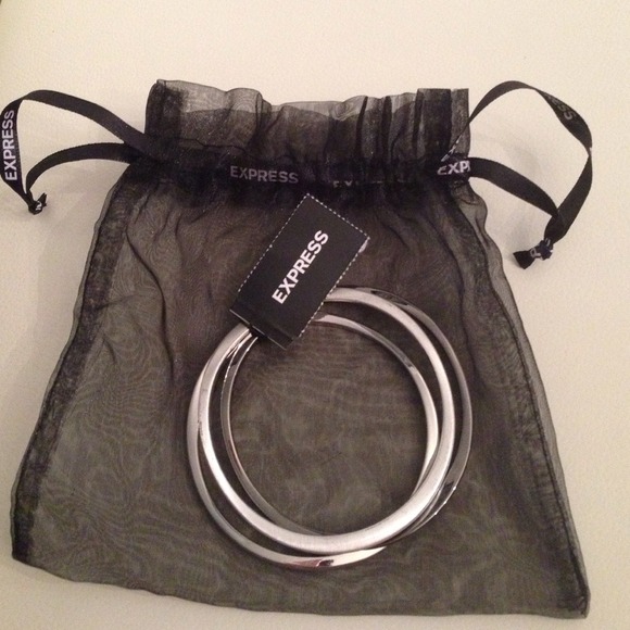 Express set of 3 bangles color silver!!!