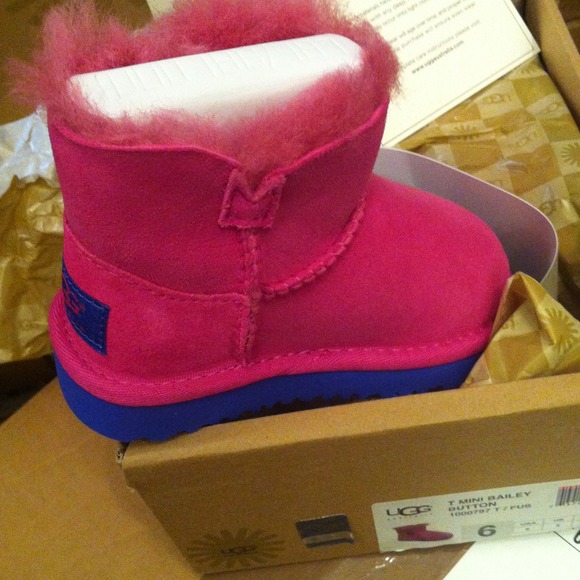 ugg mini bailey button kid us size 6, authentic. - Picture 3 of 4