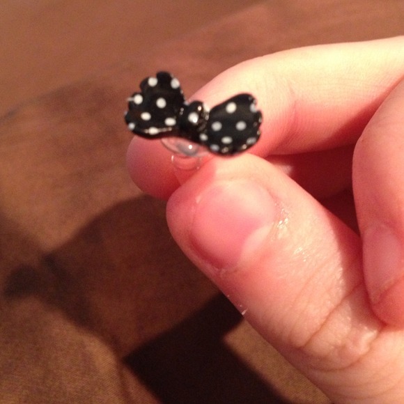 Black and white bow dust plug