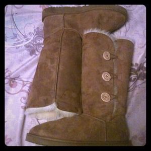 *Reserved* UGG Triple Bailey Button Chestnut