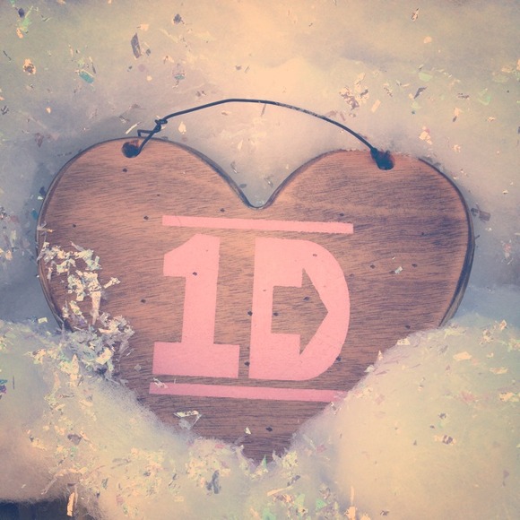 1D cut out heart wood sign