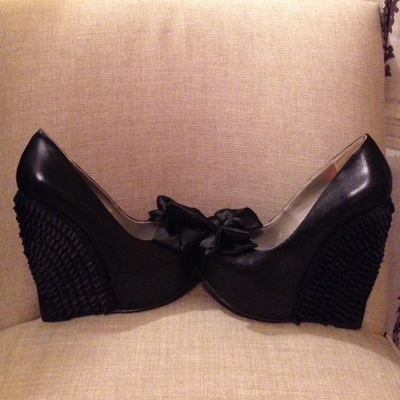 BUNDLED FP!! ✴️T.U.K black/ ruffles/ worn 1 time! - Picture 2 of 4