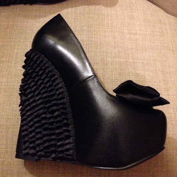 BUNDLED FP!! ✴️T.U.K black/ ruffles/ worn 1 time! - Picture 3 of 4