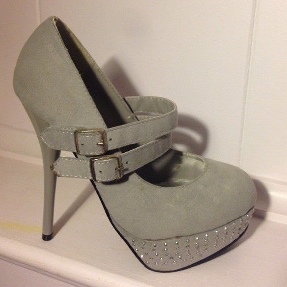 Size 7 sexy gray heals - Picture 2 of 3