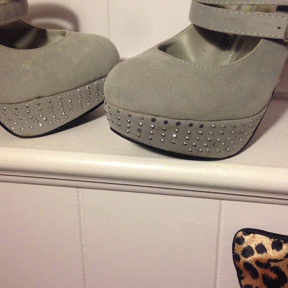 Size 7 sexy gray heals - Picture 3 of 3