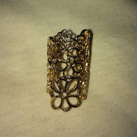 💫Very Chic💫Gold Lace Ring One size Fits All - Picture 2 of 3