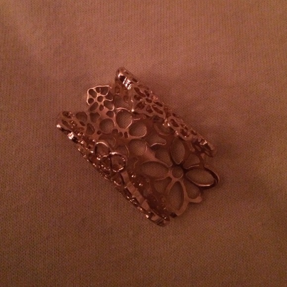 💫Very Chic💫Gold Lace Ring One size Fits All - Picture 3 of 3
