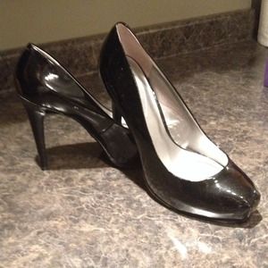 Guess black patten leather stiletto.