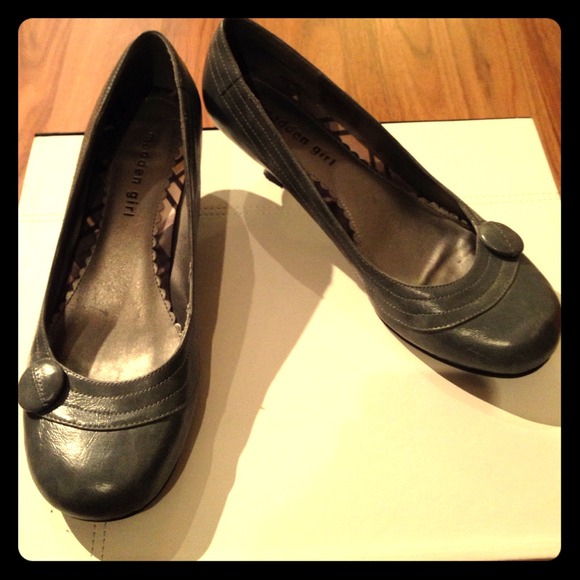 Adorable Grey Low Heel Pumps w/ Button Detail Sz 8