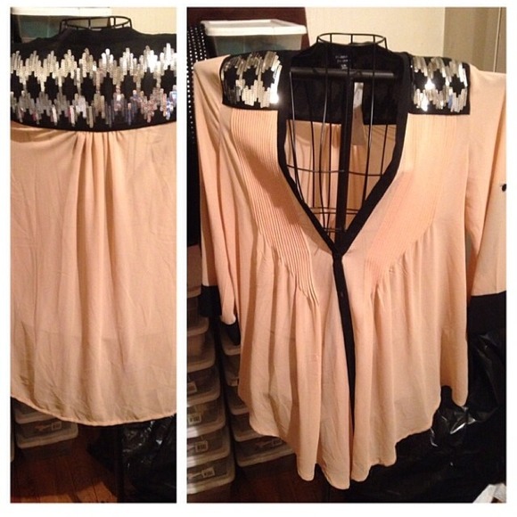 ‼️‼️sold‼️‼️Cute dressy top
