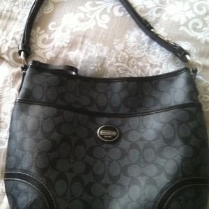 Med size shoulder/cross body Coach🎉🎉🎉FINAL $👏