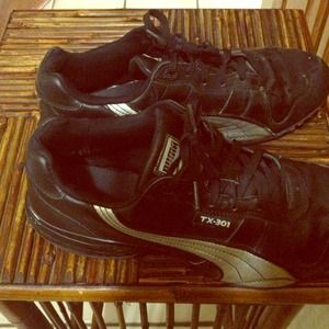 Size 10 puma running shoes. Good condition!