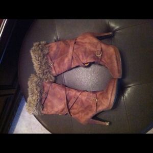 Brown boots with fur