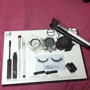 💕~Hold~💕 e.l.f makeup set + 2 makeup brushes.