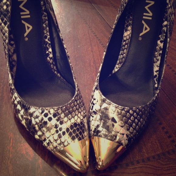 💥REDUCED‼️MIA snake skin & gold toed pointed heel